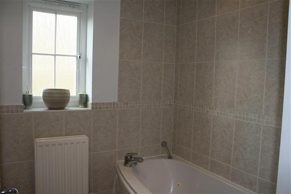 EN-SUITE BATHROOM: