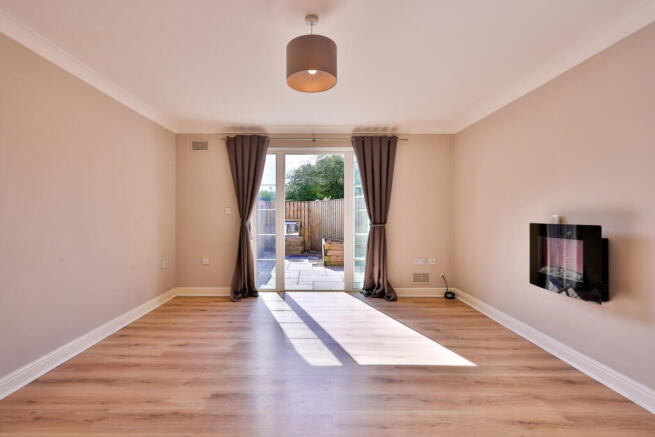 3 bed Town House for sale Image 2