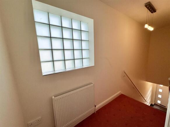 2 bed Apartment to rent Image 9