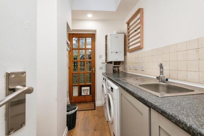 5 bed Detached for sale Image 11