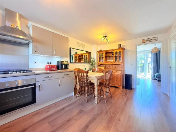 3 bed Semi-Detached for sale Image 6