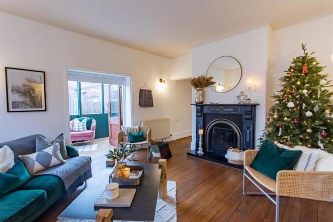 Lounge Frinton.jpg