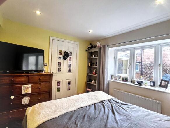 4 bed House for sale Image 9