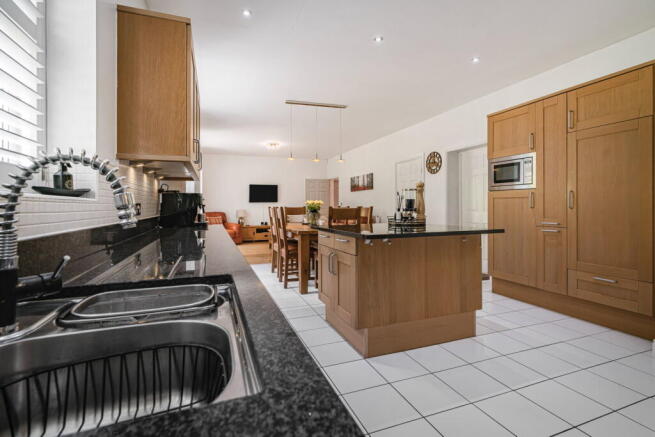 5 bed Detached for sale Image 6