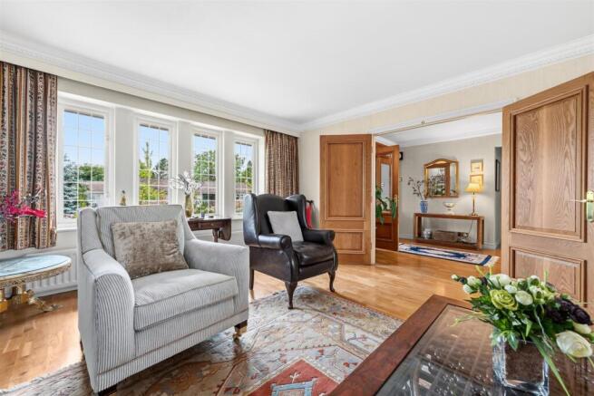 5 bed Detached for sale Image 8