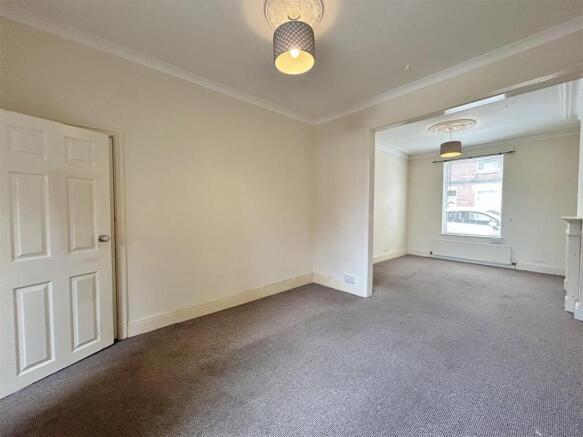 Dining Room & Lounge