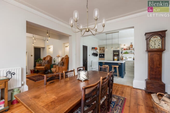 4 bed Town House to rent Image 4