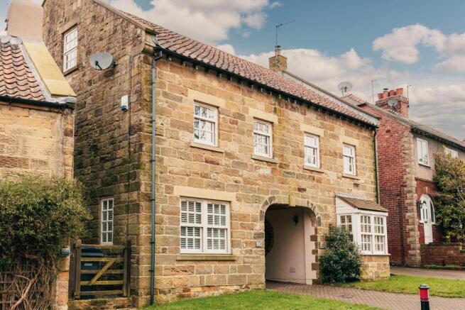 4 bed House for sale Image 12