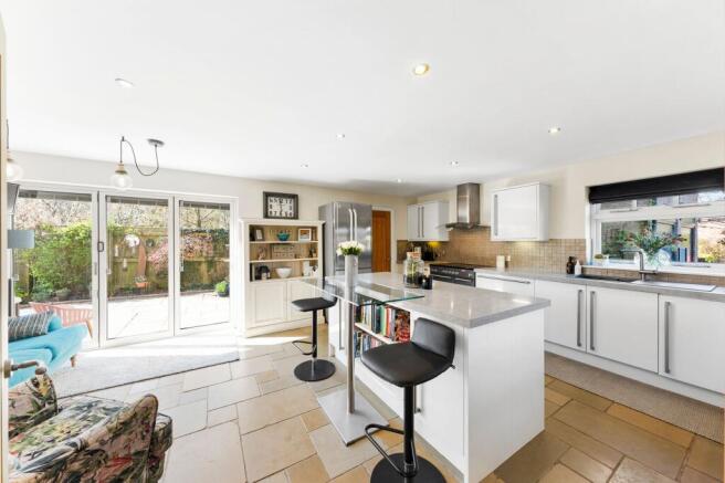 5 bed Detached for sale Image 8