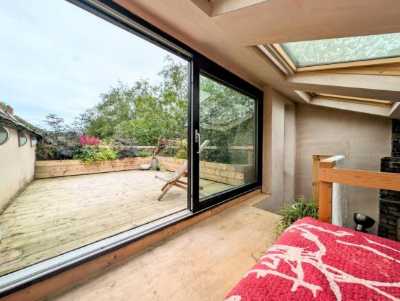 5 bed Semi-Detached to rent Image 6