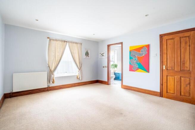 5 bed Detached for sale Image 11