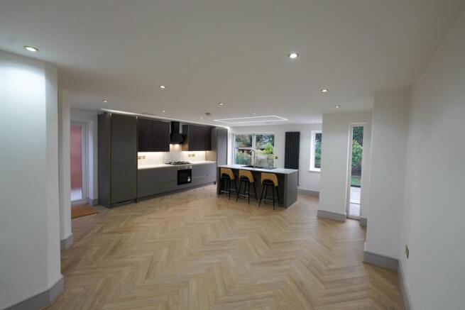 SUPERB OPEN PLAN DINING KITCHEN WITH SITTING AREA