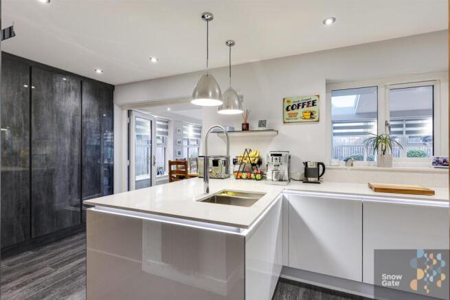 5 bed House for sale Image 8