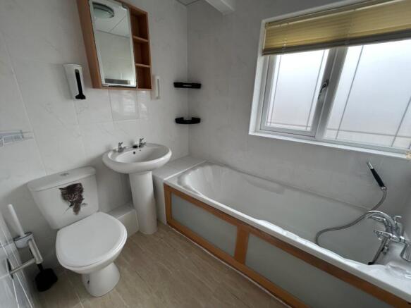 4 bed Detached to rent Image 11