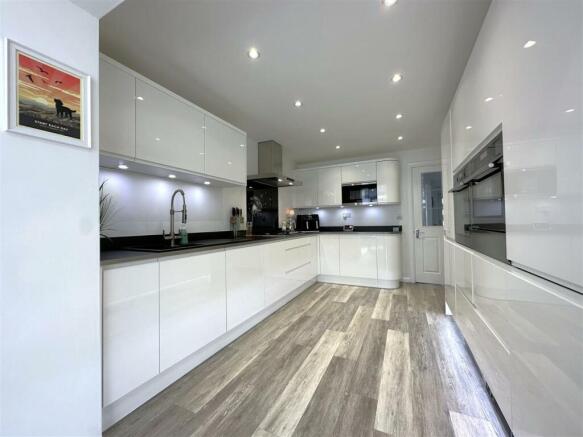Stylish Kitchen With Integrated Appliances 073