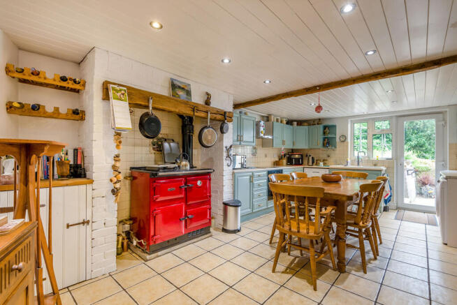 8693109-interior1...