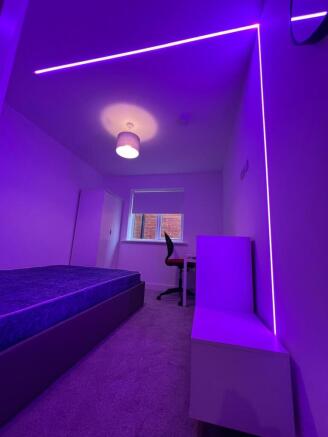 Bright, freshly decorated single bedroom with c...