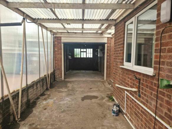 Garage/Carport