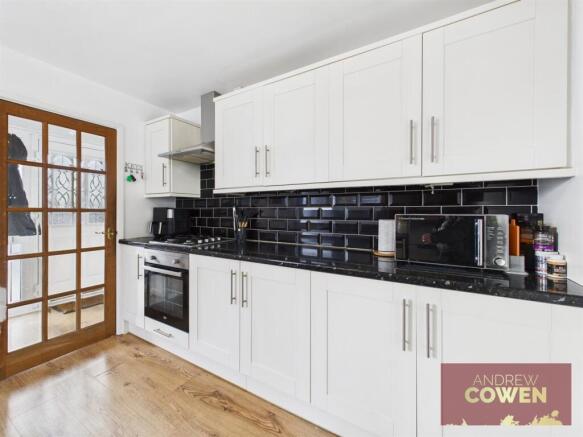3 bed Semi-Detached Bungalow to rent Image 4