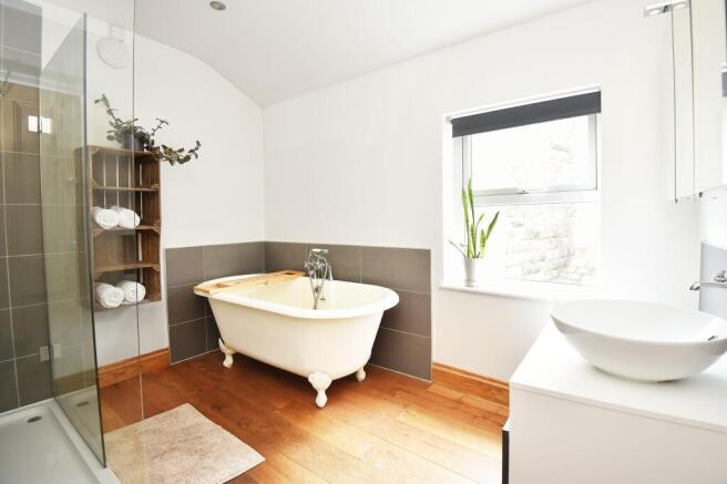 4 bed House for sale Image 6