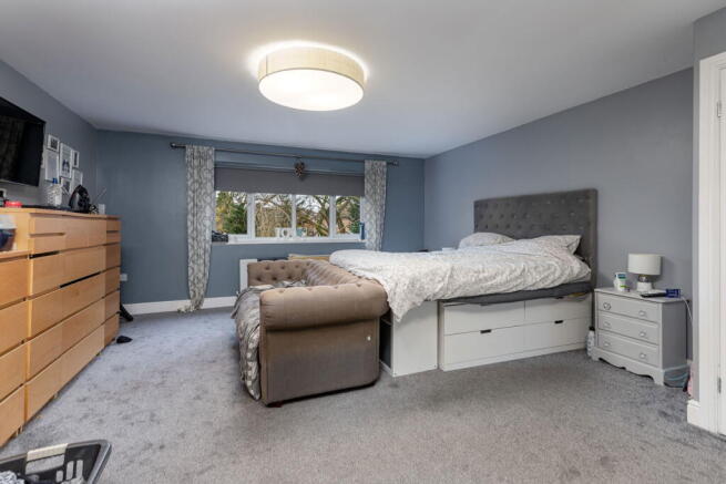 5 bed Detached for sale Image 9