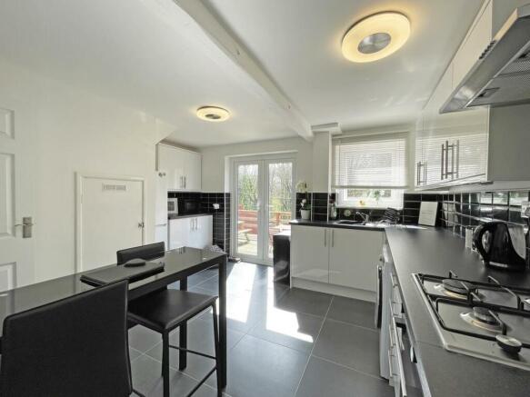 Kitchen 2.jpg