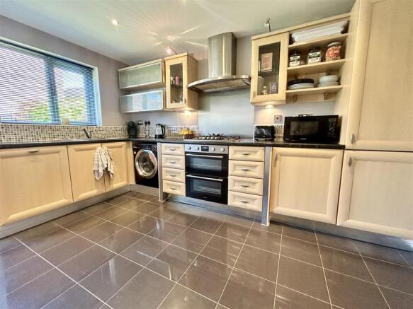 4 bed Detached for sale Image 6