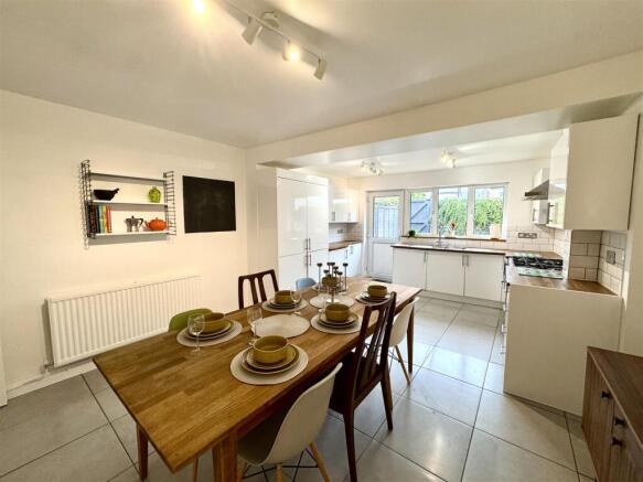 OPEN PLAN KITCHEN/DINING ROOM