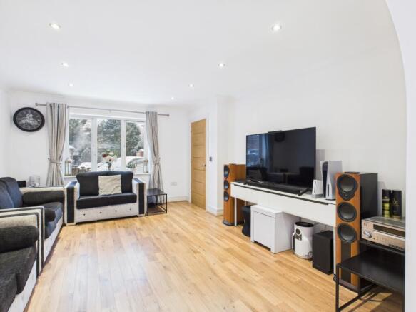 CAM03729G0-PR0205-STILL017