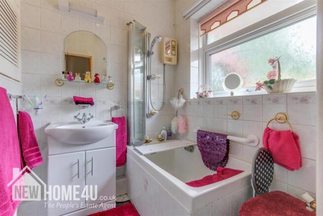 FAMILY BATHROOM: