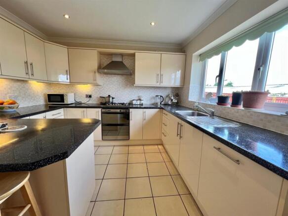 4 bed Detached for sale Image 8
