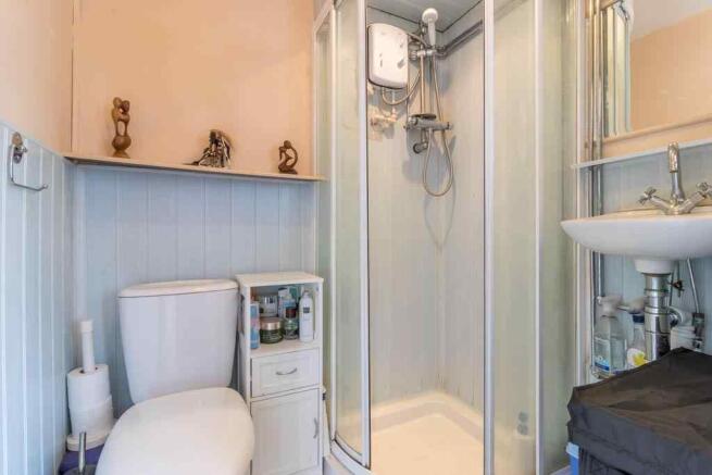 Ensuite to Bed 1