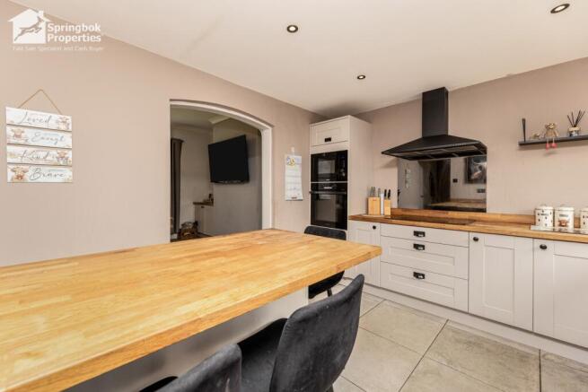 5 bed Detached for sale Image 7