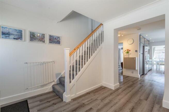 10 Pretoria Road, Chertsey, KT16 9LN - 11.jpg