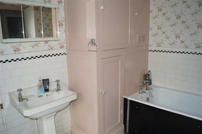 FAMILY BATHROOM