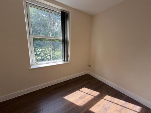 2 bed Apartment to rent Image 4