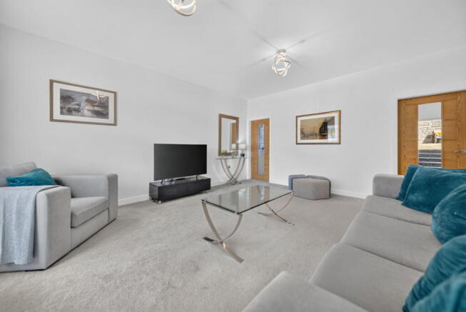 5 bed Detached for sale Image 9