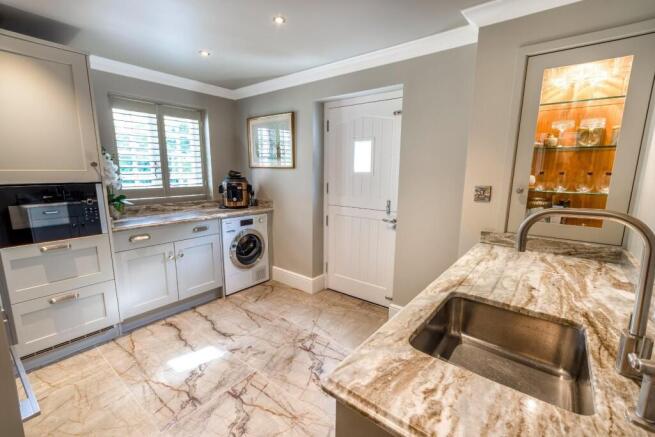 4 bed Detached for sale Image 9