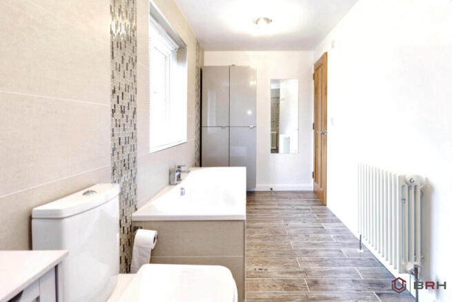 5 bed Detached for sale Image 12