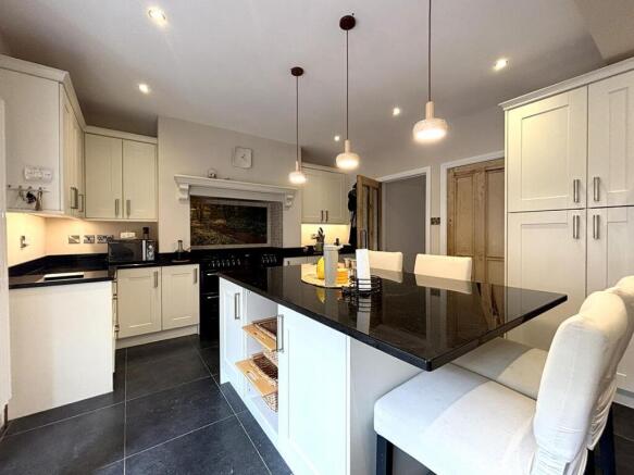6 bed House to rent Image 4