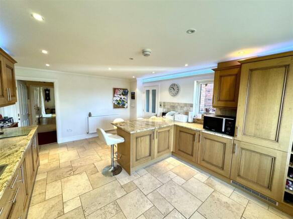 KITCHEN/BREAKFAST ROOM