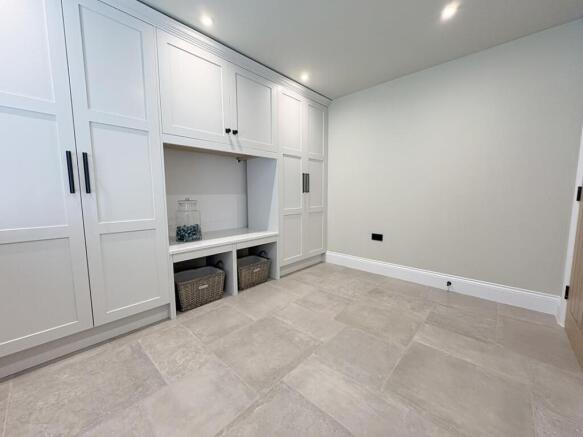 4 bed House to rent Image 8