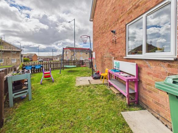 4 bed Semi-Detached for sale Image 11