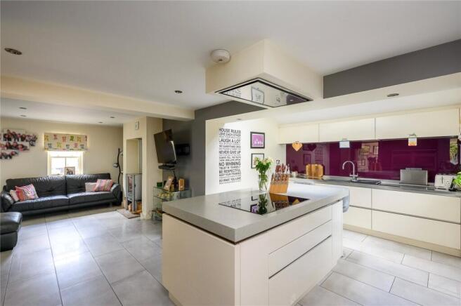 5 bed Detached for sale Image 4