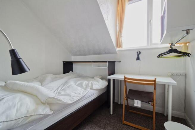 4 bed House to rent Image 6