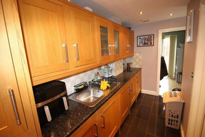 4 bed Detached to rent Image 4