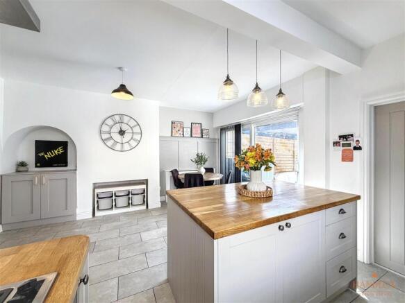 3 bed Semi-Detached for sale Image 10