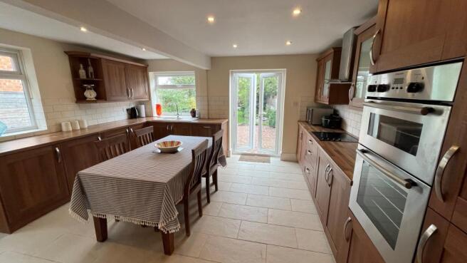 Modern good sized kitchen dining room