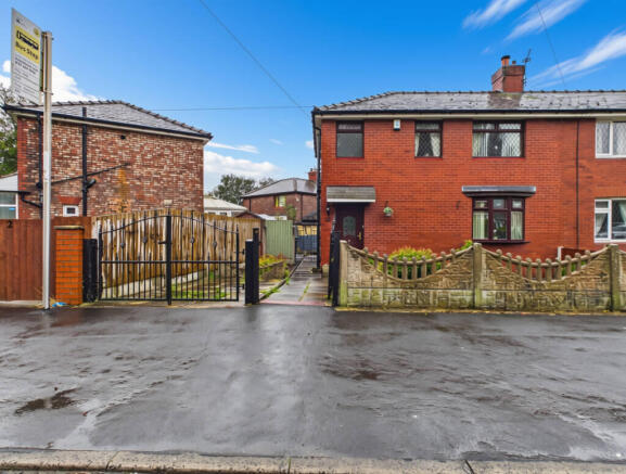 3 Bedroom Semi-Detached in WN6 8QZ