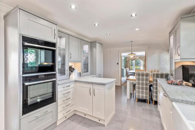 5 bed Detached for sale Image 4